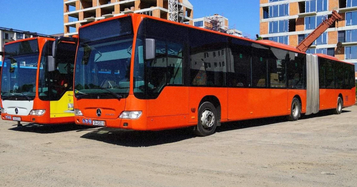 Новий міський автобус Ужгорода на зупинці біля залізничного вокзалу