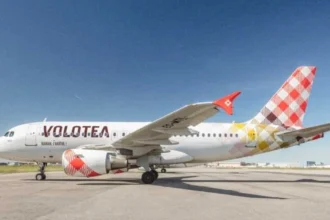 Літак авіакомпанії Volotea з фірмовим картатим дизайном хвоста в аеропорту