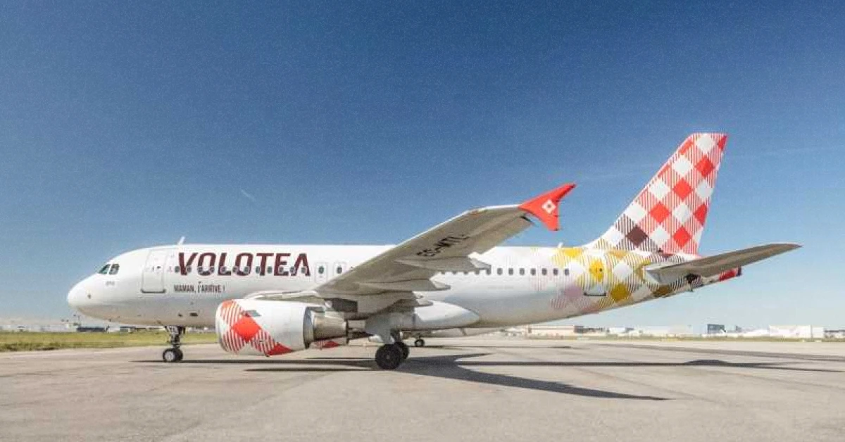Літак авіакомпанії Volotea з фірмовим картатим дизайном хвоста в аеропорту