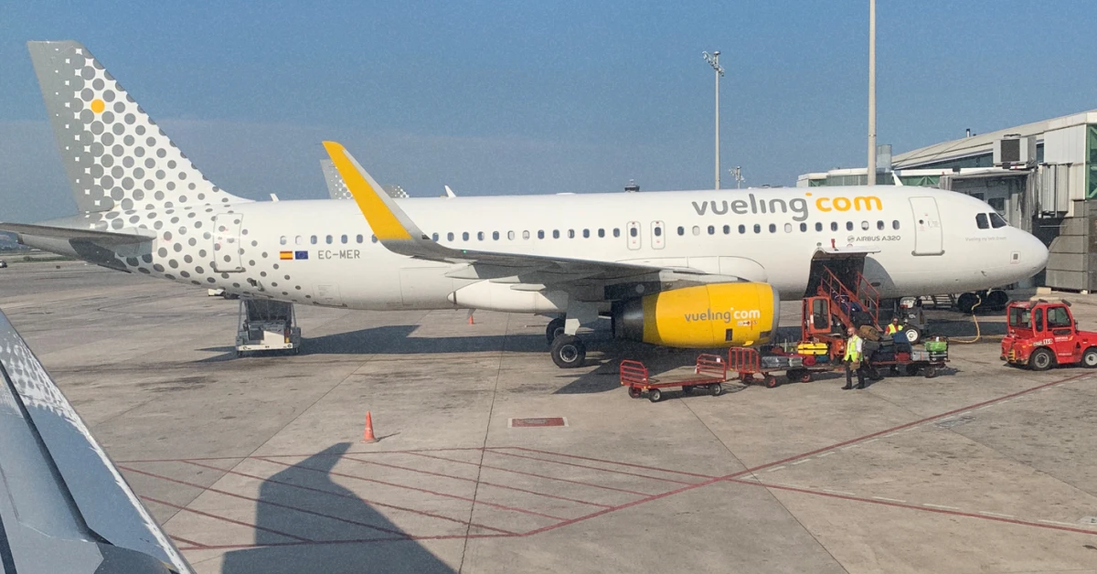 Літак лоукостера Vueling на фоні узбережжя Барселони