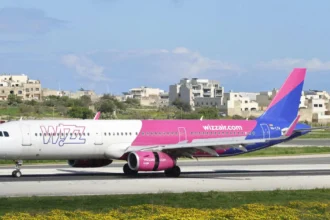 ітак Wizz Air на злітній смузі під час весняного заходу сонця