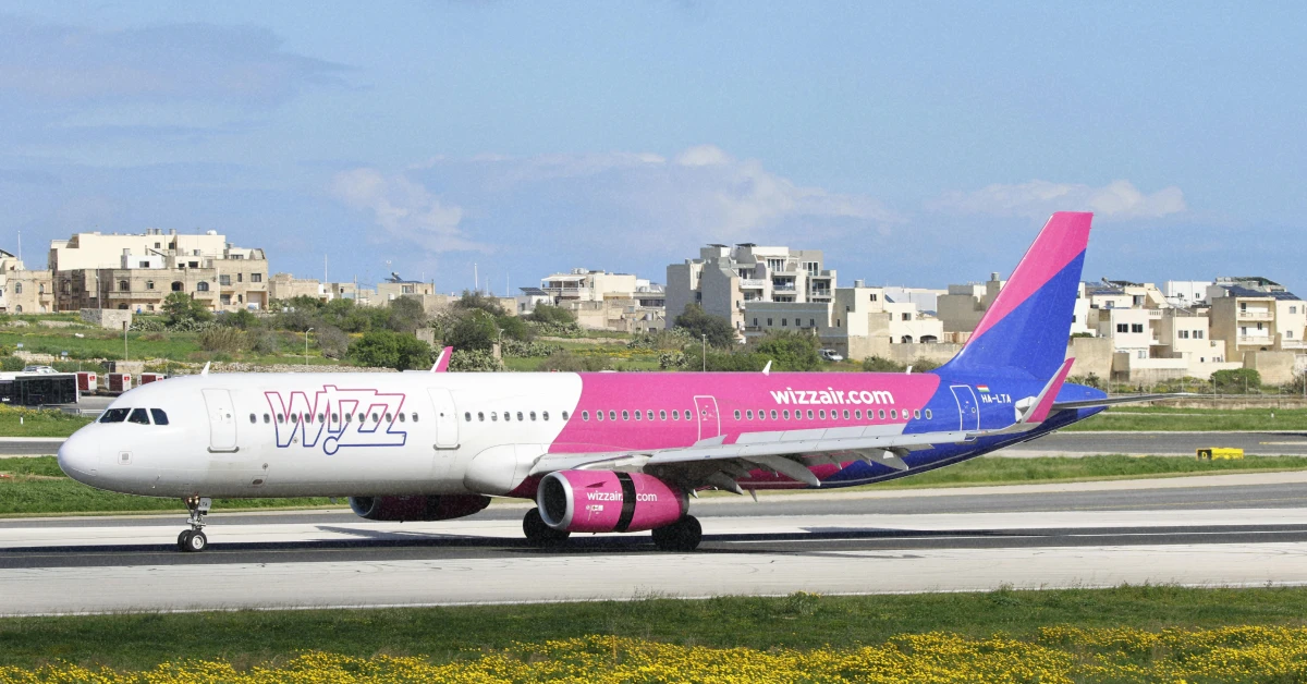ітак Wizz Air на злітній смузі під час весняного заходу сонця