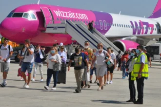 Літак Wizz Air на злітній смузі під час весняного розпродажу