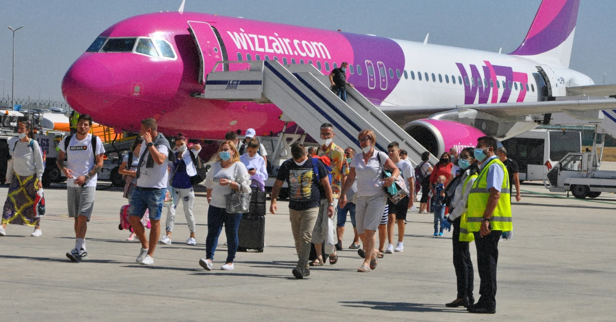 Літак Wizz Air на злітній смузі під час весняного розпродажу