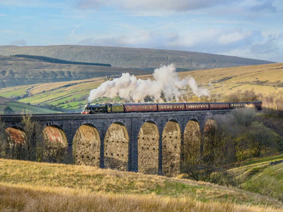 потяг Settle-Carlisle Railway (Англія) на тлі мальовничого пейзажу в англії