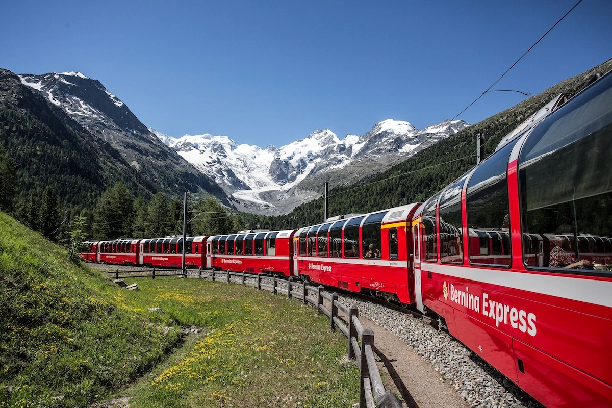 потяг Bernina Express (Швейцарія — Італія) що курсує через Альпи