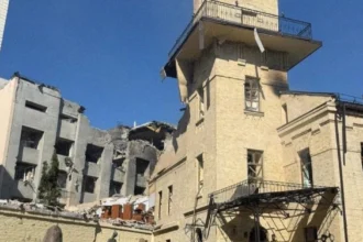 Пошкодження фасаду Національного музею "Чорнобиль" в Києві після російського обстрілу
