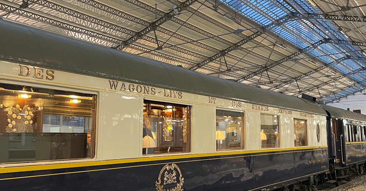 Розкішний поїзд La Dolce Vita Orient Express під час зупинки на європейській станції