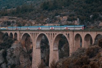 Потяг Adriatic Express польської компанії PKP Intercity, що курсує між Варшавою та Рієкою, Хорватія