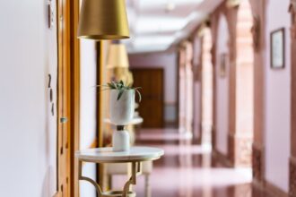 Інтер'єр розкішного готелю Marriott з дизайнерськими меблями та елементами декору