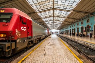 Люди чекають на потяг у Лісабоні під час страйків