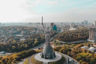 Туристи на безкоштовній екскурсії історичними вулицями Києва під час святкування Дня міста