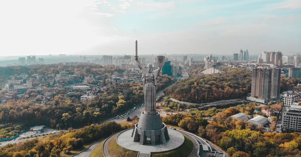 Туристи на безкоштовній екскурсії історичними вулицями Києва під час святкування Дня міста