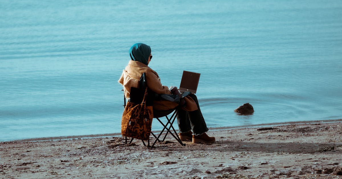 Людина з ноутбуком працює з пляжу, ілюструючи концепцію прихованої відпустки