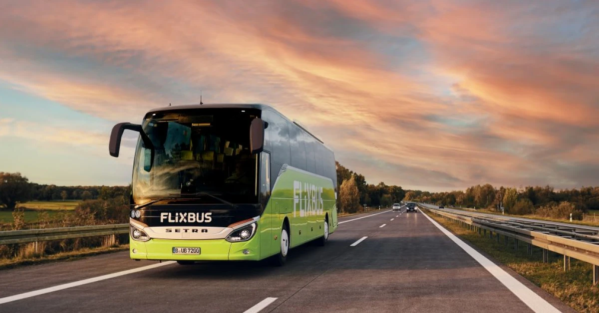 Фірмовий зелений автобус FlixBus на автовокзалі перед рейсом до Польщі