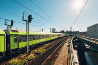 Зелений поїзд FlixTrain на залізничних коліях у Німеччині