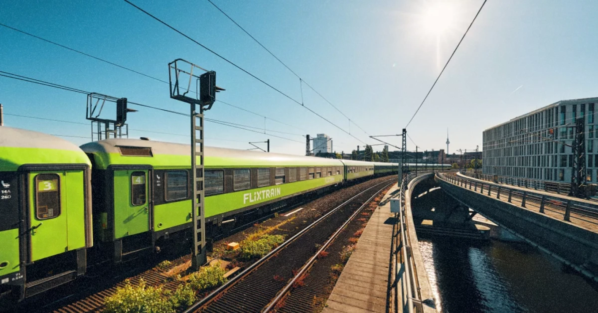 Зелений поїзд FlixTrain на залізничних коліях у Німеччині