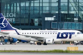Літак авіакомпанії LOT на злітній смузі — розпродаж до США та Азії