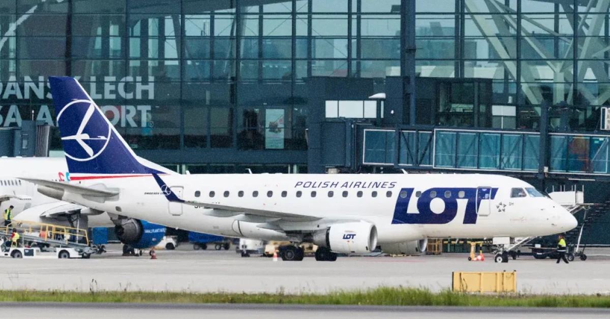 Літак авіакомпанії LOT на злітній смузі — розпродаж до США та Азії