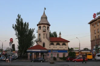 Сторічна будівля трамвайної підстанції у Миколаєві з елементами модерну та неоготики