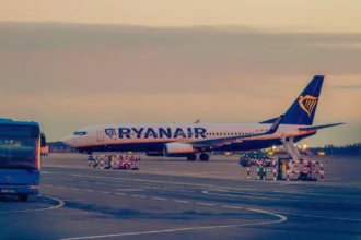 Літак Ryanair в аеропорту час заходу сонця — Flash Sale 2026