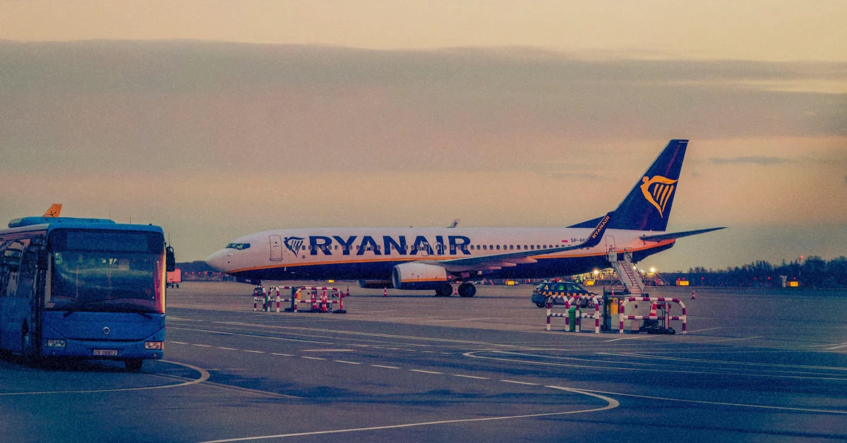 Літак Ryanair в аеропорту час заходу сонця — Flash Sale 2026