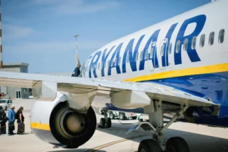 Літак Ryanair заходить на посадку на фоні морського узбережжя