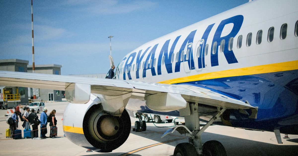 Літак Ryanair заходить на посадку на фоні морського узбережжя