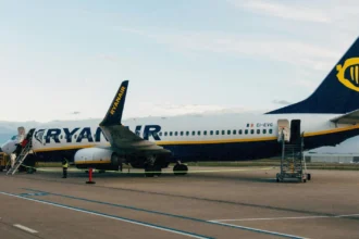 Літак лоукостера Ryanair готується до зльоту на тлі сонячного неба
