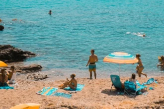 Пляж в Іспанії з "Блакитним прапором", що символізує високі стандарти якості