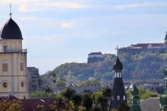 Дзвіниця Успенського собору в Мукачеві з панорамним видом на місто