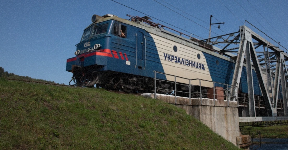 Поїзд Укрзалізниці на пероні вокзалу — нові правила повернення з травня 2026
