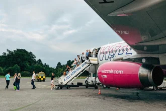Літак Wizz Air на посадці пасажирів — акція на квитки у травні 2026