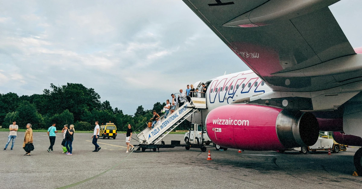 Літак Wizz Air на посадці пасажирів — акція на квитки у травні 2026