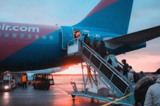 Пасажирський літак Wizz Air злітає на фоні яскравого літнього неба