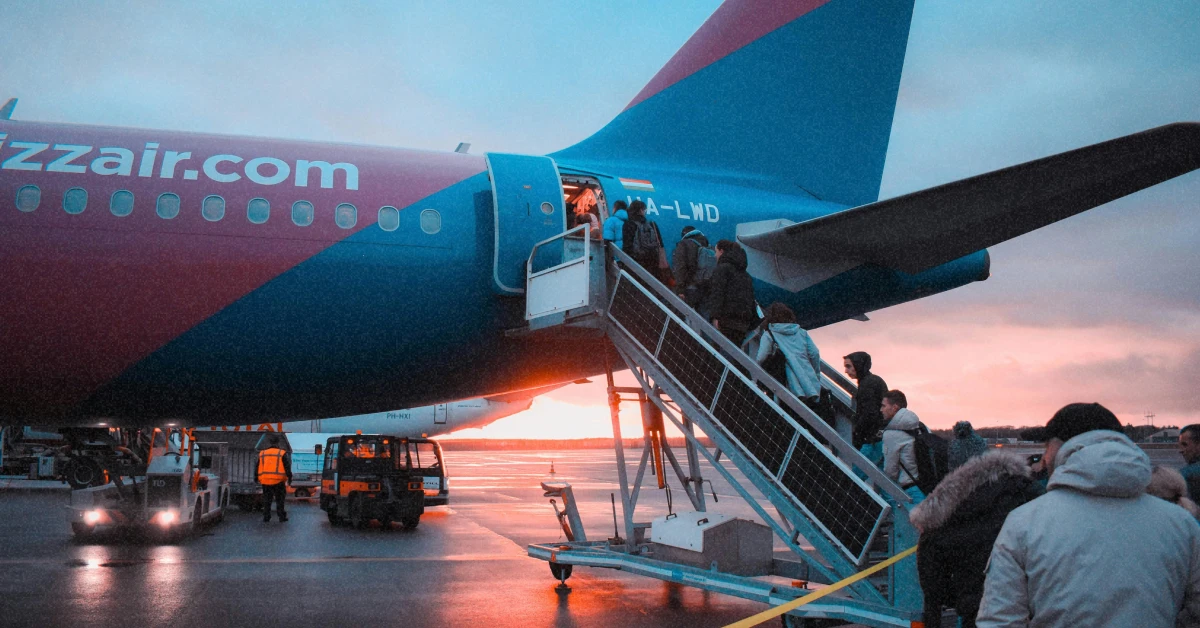 Пасажирський літак Wizz Air злітає на фоні яскравого літнього неба