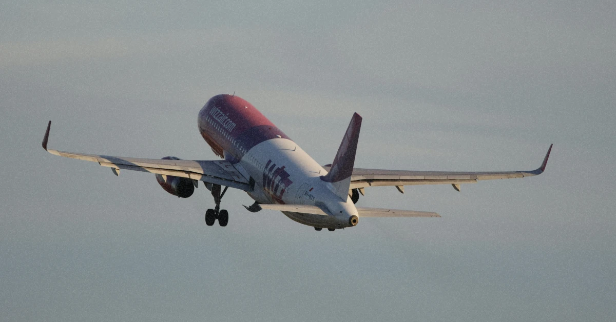 Літак Wizz Air у небі — літній розпродаж квитків 2026