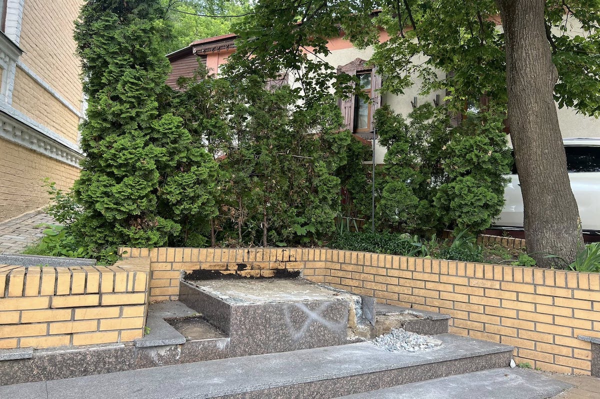 Порожній постамент після демонтажу пам'ятнику Булгакову