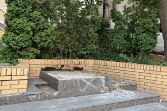Демонтаж пам'ятника Михайлу Булгакову на Андріївському узвозі в Києві