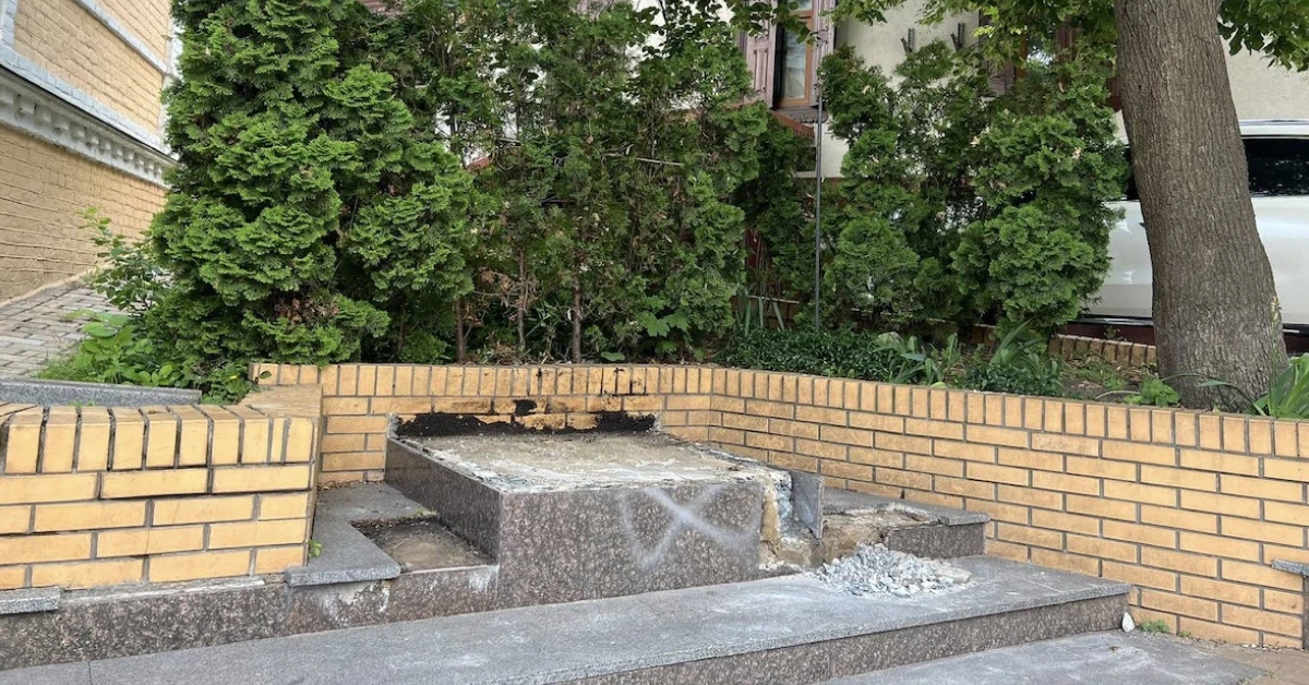 Демонтаж пам'ятника Михайлу Булгакову на Андріївському узвозі в Києві