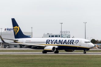 Літак Ryanair в аеропорту Варшави, демонструючи розширення польотної програми
