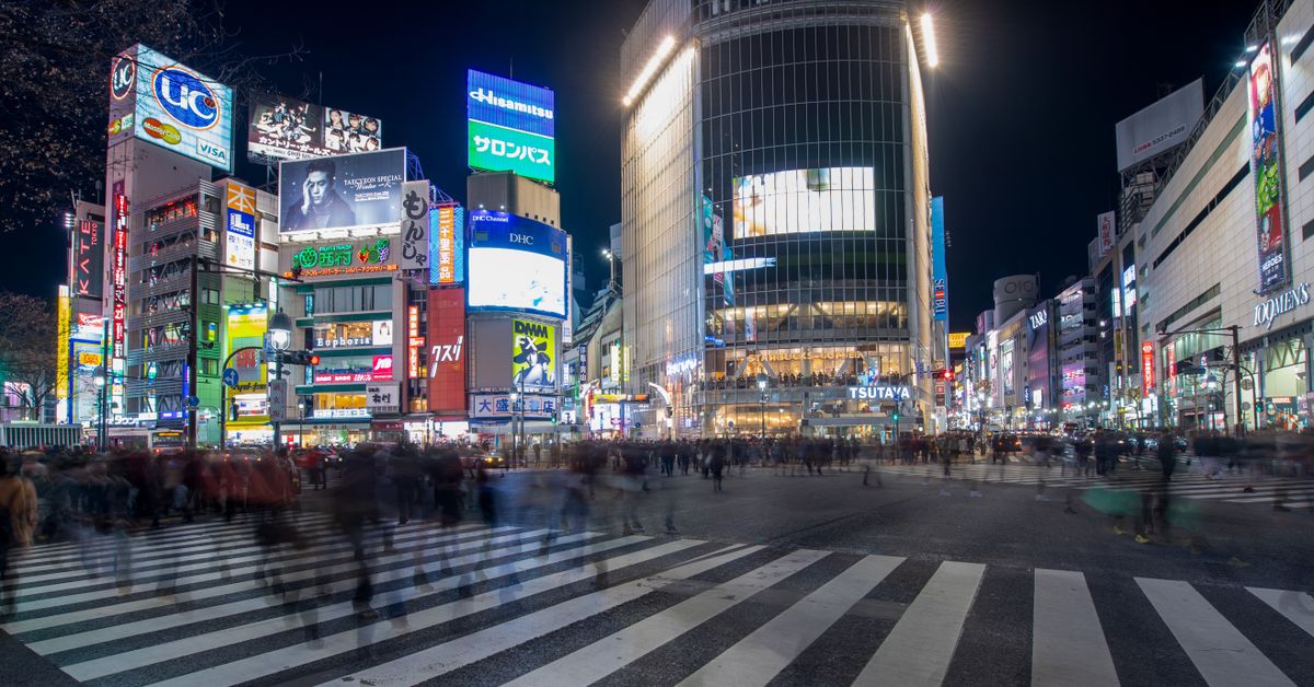Пішохідний перехід Shibuya Crossing у Токіо, Японія, в години пік