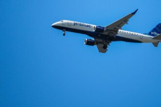 Літак JetBlue повідомив про зіткнення з дроном під час посадки в JFK