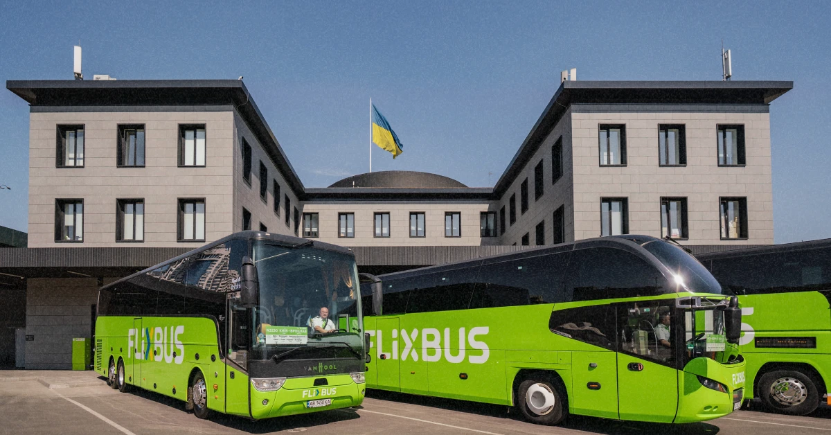 Зелений міжнародний автобус FlixBus стоїть на платформі біля термінала аеропорту Шопена у Варшаві