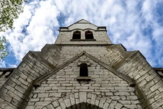 Відреставрований костел Матері Божої Ченстоховської в селі Демня, Львівська область, перетворений на культурний простір.