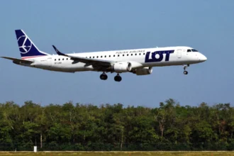 Пасажирський літак LOT Polish Airlines готується до зльоту в аеропорту Шопена