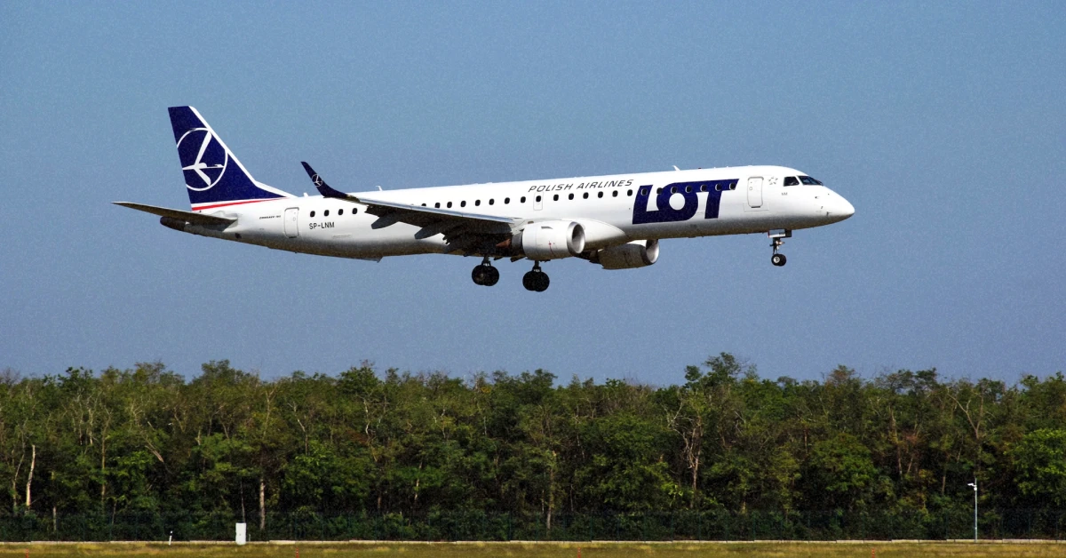 Пасажирський літак LOT Polish Airlines готується до зльоту в аеропорту Шопена