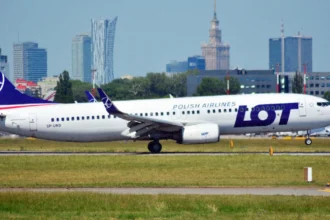 Пасажирський літак авіакомпанії LOT заходить на посадку на тлі сонячного іспанського узбережжя