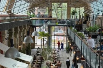 Фотографії інтер'єру та екстер'єру нового гастропростору LEM Food Market у відреставрованому трамвайному депо у Львові