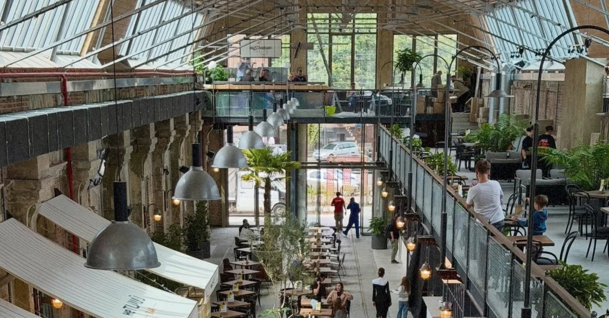 Фотографії інтер'єру та екстер'єру нового гастропростору LEM Food Market у відреставрованому трамвайному депо у Львові